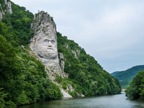 Скульптура царю дакийцев Децебалу, Румыния и Сербия.
Самый большой монумент в Европе, высеченный из монолитной скалы, расположен на границе Румынии и Сербии. Скульптура царю дакийцев Децебалу, славившемуся частыми набегами на Римскую империю, возводилась в течение десяти лет; работы были завершены в 2004 году. Над изваянием высотой 40 метров и шириной 25 метров трудились двенадцать скульпторов-альпинистов.