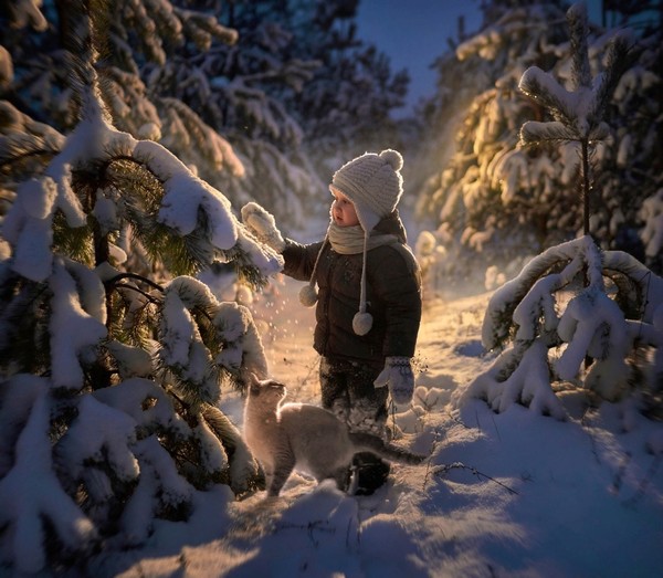 ⛄❄🌲О Боже, красота везде, какая,
Какое чудо, чудное вокруг.
Полями белоснежными сверкая,
Алмазов россыпь заблестела вдруг.
И хочется на миг остановиться,
И от блаженства просто замереть,
И затаив дыхание, насладиться
Волшебной красотою опьянеть.
Очарование зимнего пейзажа,
То просто неземное волшебство.
И кажется как будто бы однажды,
Ты видел это в сказочном кино...