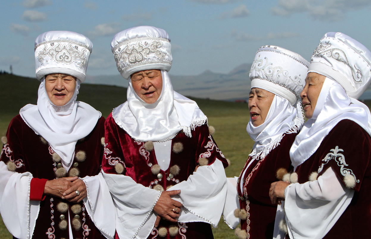 Белым киргизам. Кимешек головной убор. Казахская Национальная одежда кимешек. Казахская Национальная женская одежда кимешек. Кимешек головной убор кыргызский.