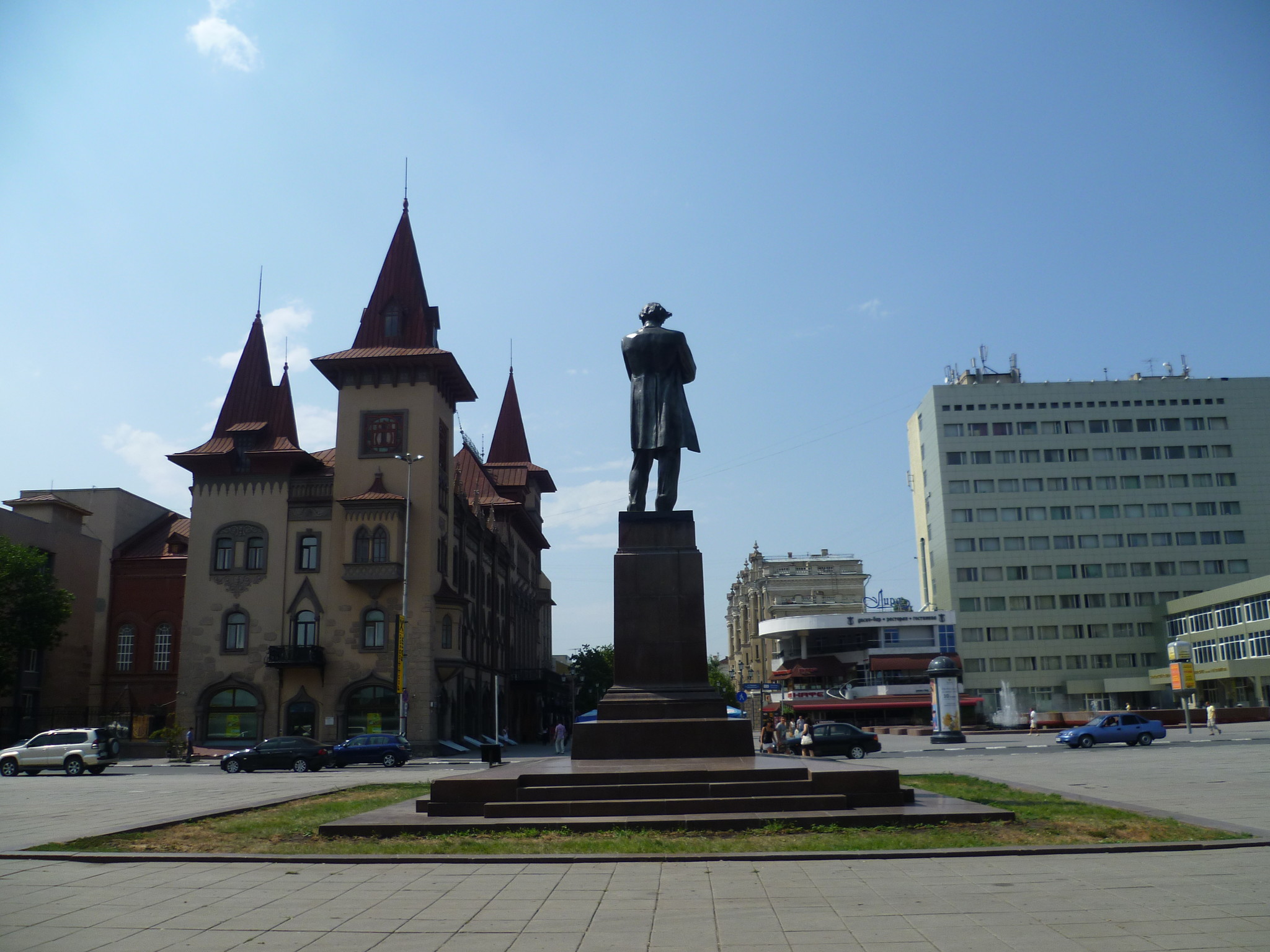 Возле саратова. Площадь Чернышевского Саратов. Чернышевский Саратов памятники консерватория. Площадь возле консерватории Саратов. Саратов проспект консерватория памятник.