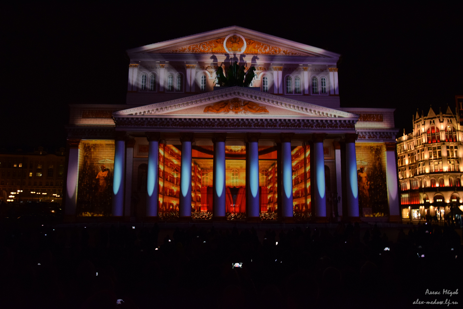 Света 2015. Добро круг света 2015. Световое шоу на речном вокзале. Световое шоу между домами. Световое шоу в Великом Новгороде 9 мая 2021.