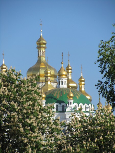 Имя Отца - любовь, Царство Отца - Его Сын, Воля Отца - Дух Святой. "Да славится имя Твоё, да придёт Царство Твоё, да будет воля Твоя и на земле, как на небе". Молитва молитв, первая её часть. С Праздником, Днём воскресным, малой Пасхой!

Началось движение от Пасхи к Пасхе. Трудно его представить без движения от воскресения к воскресению. 52 привала, плюс 19 исключительных, из которых один или несколько - совпадение с воскресением, кроме того, что в память о Вознесении Господнем, которое всегда в четверг, и ещё два, которые всегда приходятся на воскресение, один из которых собственно годовщина Воскрешения, воскрешения из воскрешений, а второй - на 50-й день от этого, что в народе зовётся Троицей, а является памятью о Сошествии Духа Святого, вездесущего, как и Сам Святой, чего со времён первого в истории Сошествия было столько, сколько после Крещений, посвящений Сыну Божьему было Таинств Помазания, дарения из дарений.

Привал без подкрепления? Если подкрепиться причащением тела Богочеловека, то что с этим может сравниться? У кого вокруг чего седьмой день устроен, пятница или суббота у обрезанных, а у крещёных вокруг этого. Накануне этого "оставления грехов", высшее обрезание, и совершается Помазание, восполнение тех самых даров. Соответственно вечер субботы и утро воскресения. Чем знаменуются соответственно конец и начало такого поприща как неделя. Прошёл - получи. Не прошёл - не подходи. Также рискуешь, если прошёл и не подошёл. Остальное небесное, духовное также Духом Святым подаётся, и также в таинствах, вершиной которых являются те, что существуют в Общине Христа. Посредством этих семи Он имеет возможность находиться очень близко от людей. Осталось людям стать её членами, крещёными, чтобы это ощутить, исправить свои деяния до полного освобождения от мучений (греч.: страстей) и похотей, во что без этого промысла обязательно превратятся человеческие хотения.

В преодолении себя - рост. В борьбе рост. Чем больше преодолеваешь, тем больше рост. В этом деле опция "турбо" или "нитро" это Исповедь. Чем дольше с Христом, тем меньше Исповедей. Путь выпрямляется, ради галочки о Таинствах не заикаются. Покаяние вживается в сердце, и оно биться не перестанет, не умрёт для вечной жизни. Выводит из ада покаяние, "Боже, будь милостив ко мне грешнику" например, а у крещёных самый главный пароль уже как ключ, имеет не только насечки, но и держатель: верхняя часть высшей молитвы. Нижняя - о временном: "…но избавь нас от лукавого". Задача любого обманщика не посвятить свою жизнь обманутому, а обмануть и бросить. Богоброшенности не бывает, есть только богооставленность. Оставлен, кто упросил отстать. Не слушаться своего творца означает слушаться того, кого Он дал ради роста. Всё также по просьбе. Иначе нельзя вырастить в творении любовь. Быть вместе без обоюдной? А вечно? Сейчас всё работает на то, чтоб проклюнулась хоть какая-то взаимность. Любить означает быть счастливым, а вечно любить бесконечную мудрость и бескрайнюю любовь означает быть на небесах.

Отцом жизни является любовь, от любви исходит премудрость. Одна часть молитвы, которая у людей единственная, что подана с неба - это прославление, а вторая - прошение. Благодарение в этой молитве не отображено. Тут уже как хотите, без основ. Каждому своя честь. Всевышнему разуму, его Слову и Воле, Богородице, ангелам и святым, священным словам, Таинствам Общины Христа и святым изображениям... Где честь отцу своему и своей матери может быть среди указанного, но честь другим важным в жизни человека людям или чему-то ещё не может быть выше чести, оказываемой своему отцу или своей матери.

Есть ключевое, в обход чего никак. Это Богочеловек, который естественно с большой буквы посланник Божий (греч.: мессия или христос), который естественно мира спаситель (евр.: иисус). Человечеству через эти врата к Богу предстоит пройти: богом с большой буквы зовётся самое главное на свете. Частью человечества является единородное Слово Божее, которое во всевышнем разуме естественно одно: нет необходимости в нескольких всесильных. Кто не причащается Сына Божьего, тот выходит из наследства, которое дано Ему Его Отцом.

Итак, первая часть молитвы к Любви это вторая часть ключа, поворачивая который, крещёные вызовут помилование, которое придёт их освободить. Не провернут, если в преддверии ада, на земле не проворачивали постоянно. Не успеешь глазом моргнуть, как заржавеет. Не всякой земле, всякому творению это подано, а только человеку. Чело "Век", в смысле разум, чело "Вечность" Александр В. Ш. 11. 08. 1975. в сотрудничестве с теми, кто создаёт, кто растит, кто преображает, и вместе с тем являются одним существом. Вышеуказанными молитвами и вышеупомянутой помощью. "Мы рабы ничего не стоящие, потому что сделали, что должны были сделать".