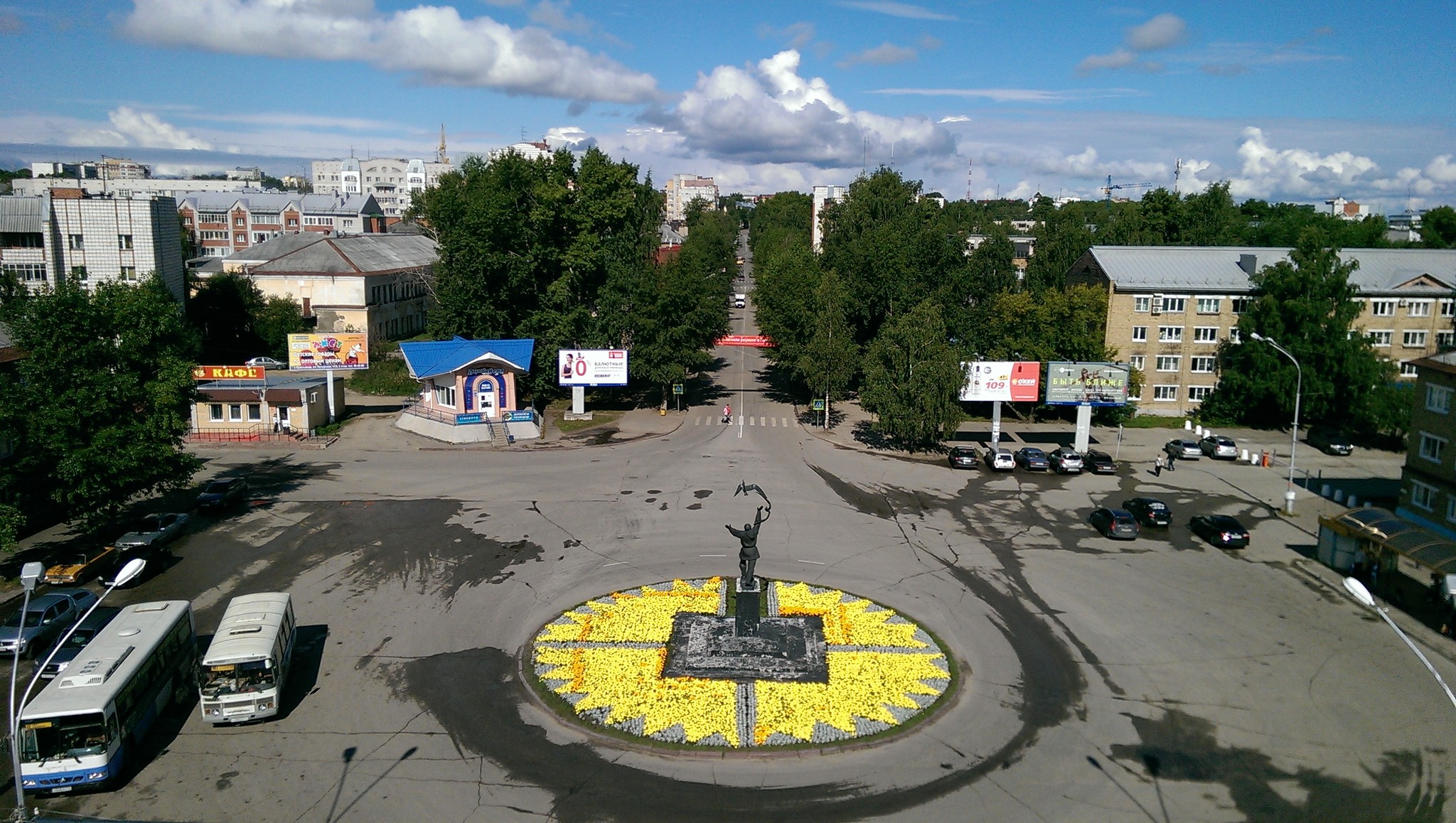 Памятник у аэропорта Сыктывкар
